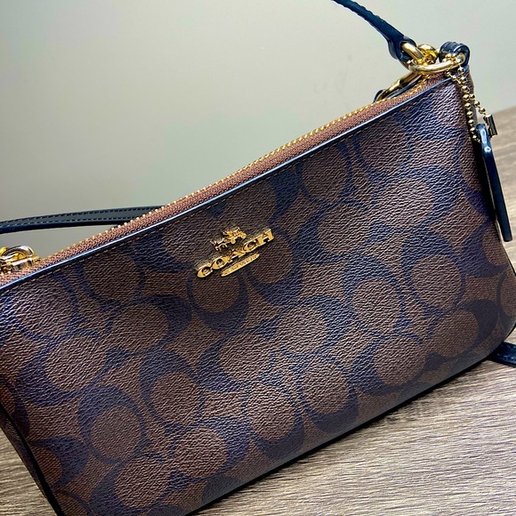 Coach crossbody - Picture 1 of 2